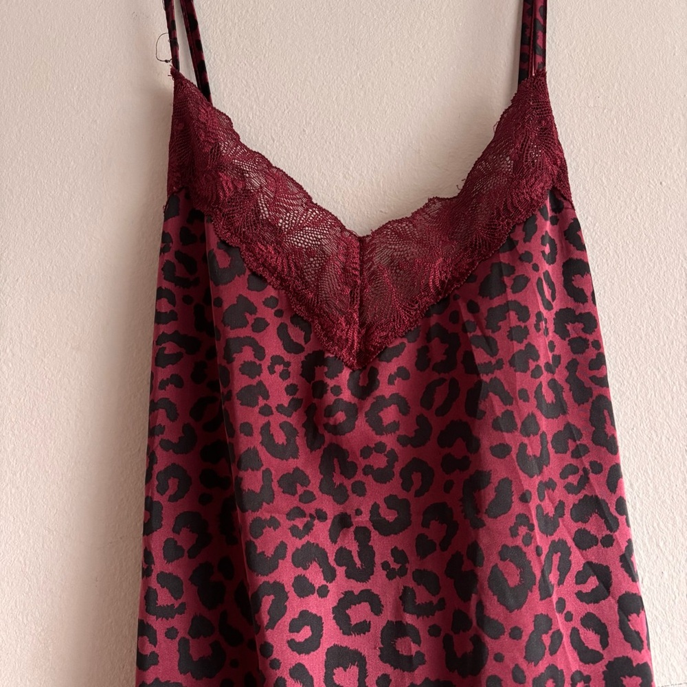 Emily & Jane Elegant Burgundy Leopard Print Lace Slip Medium - Picture 2 of 5